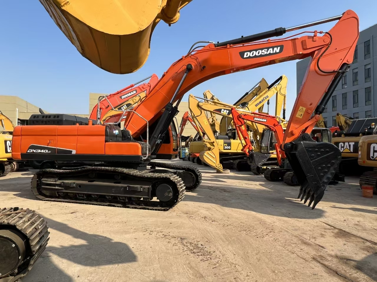 DOOSAN DX340 crawl excavator for sale in good price many units in stock - Crawler excavator: picture 5 DOOSAN DX340 crawl excavator for sale in good price many units in stock - Crawler excavator: picture 5