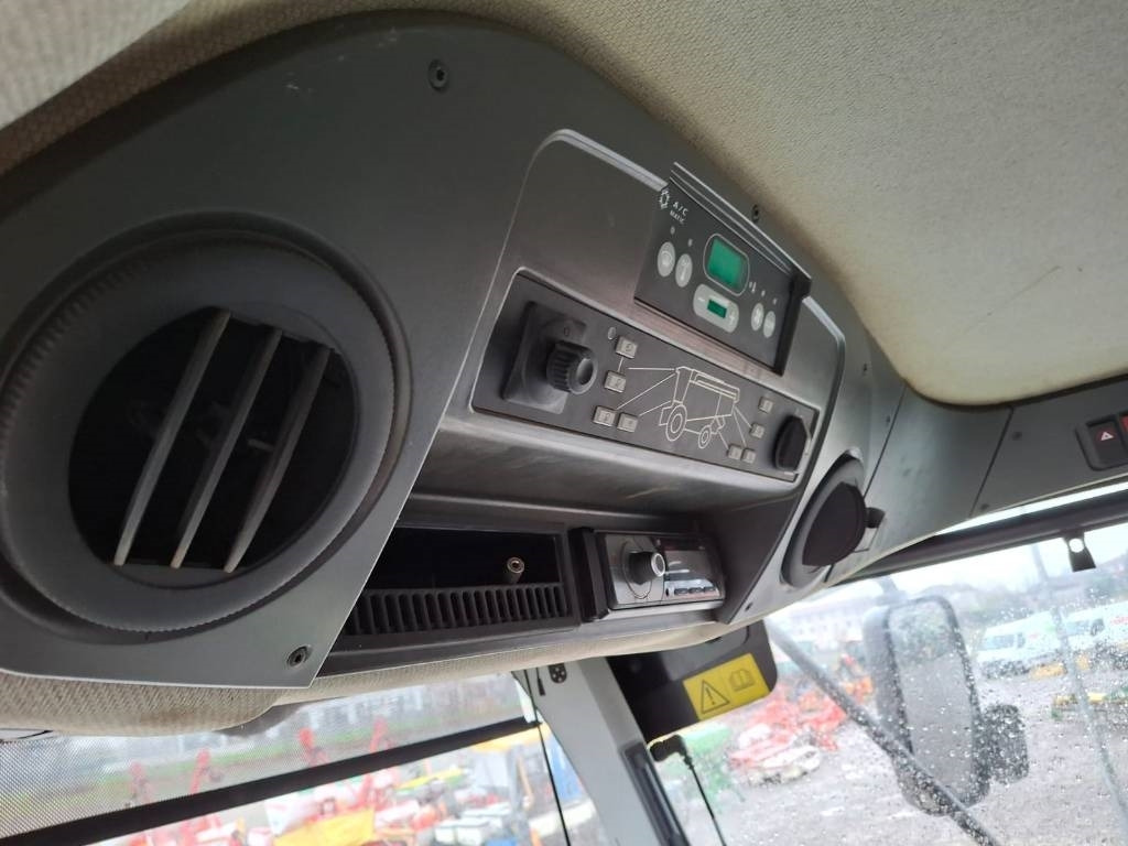 Combine harvester Claas Lexion 740: picture 6