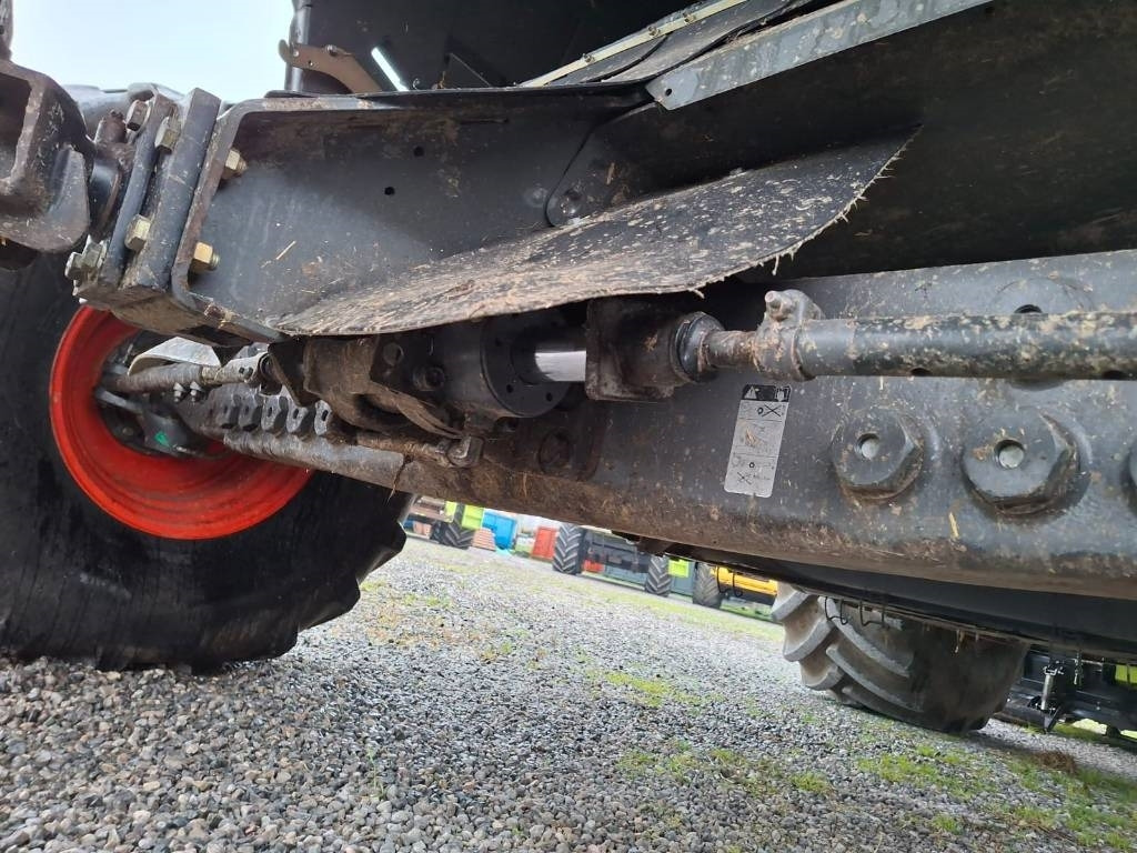 Combine harvester Claas Lexion 740: picture 8