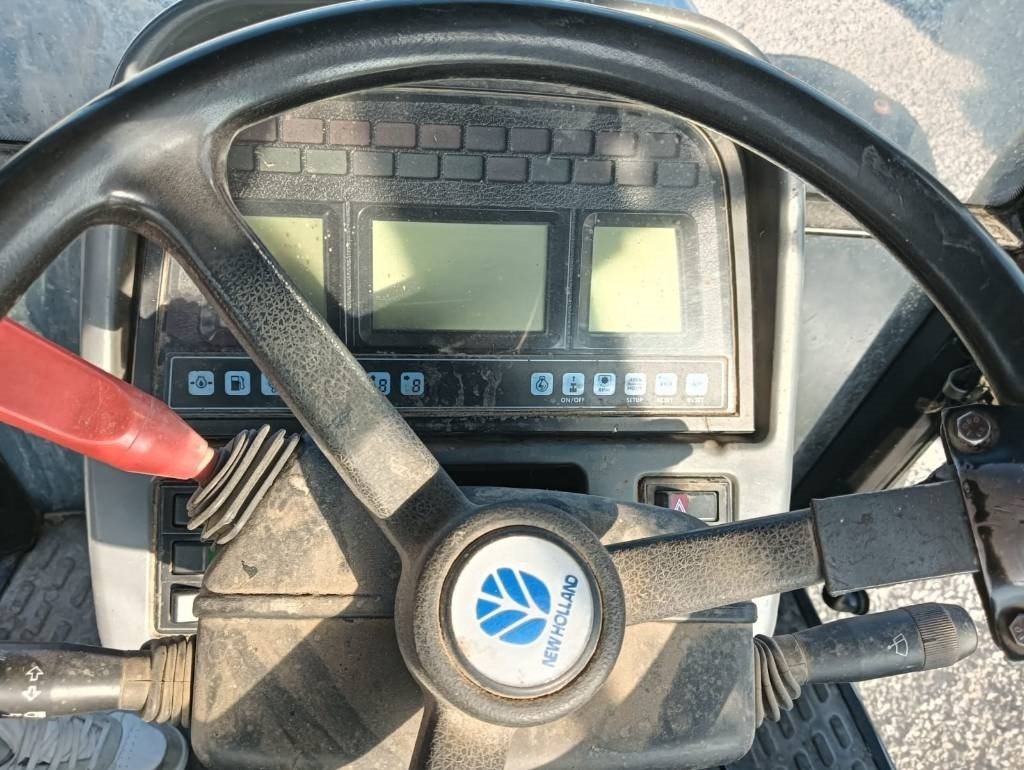 New Holland TS 100 - Farm tractor: picture 2 New Holland TS 100 - Farm tractor: picture 2
