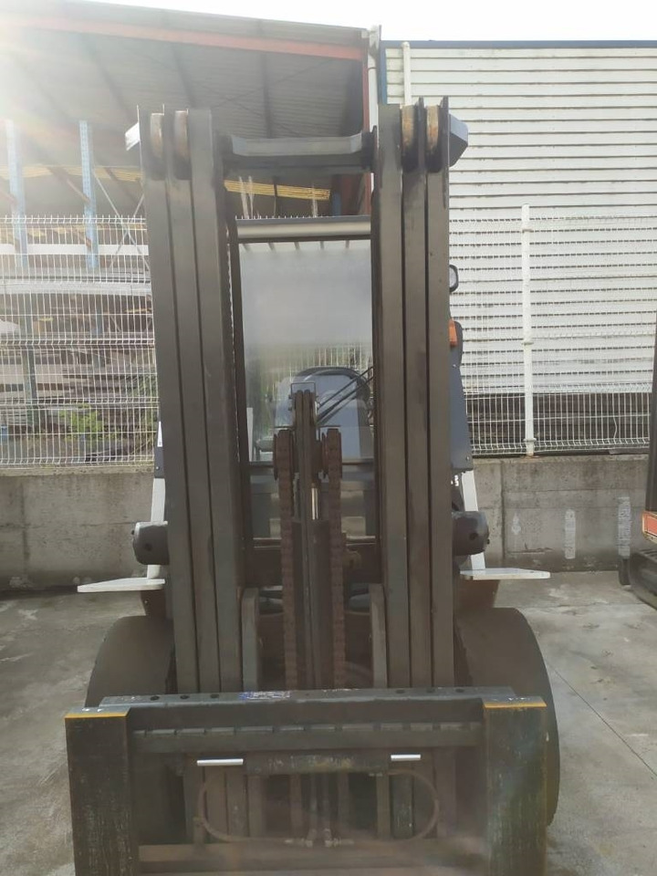 UniCarriers D1F4A40Q - Diesel forklift: picture 3 UniCarriers D1F4A40Q - Diesel forklift: picture 3