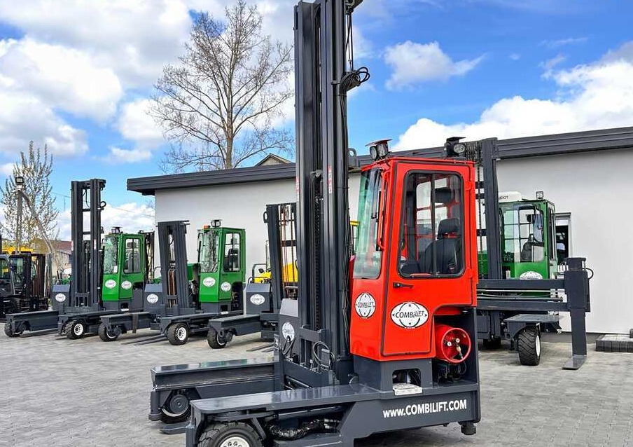 Combilift C4000 / TRIPLEX / 9300MM / FREE LIFT / FORK POSITIONER / GAS / CABIN / LIKE NEW - 4-way reach truck: picture 2 Combilift C4000 / TRIPLEX / 9300MM / FREE LIFT / FORK POSITIONER / GAS / CABIN / LIKE NEW - 4-way reach truck: picture 2