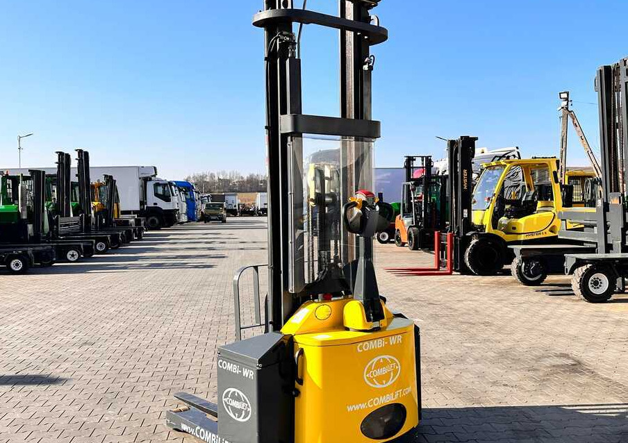 Combilift WR-4 / DUPLEX / 4.5M / 2017 / ONLY 30 HOURS / LIKE NEW / 1500KG - Stacker: picture 1 Combilift WR-4 / DUPLEX / 4.5M / 2017 / ONLY 30 HOURS / LIKE NEW / 1500KG - Stacker: picture 1