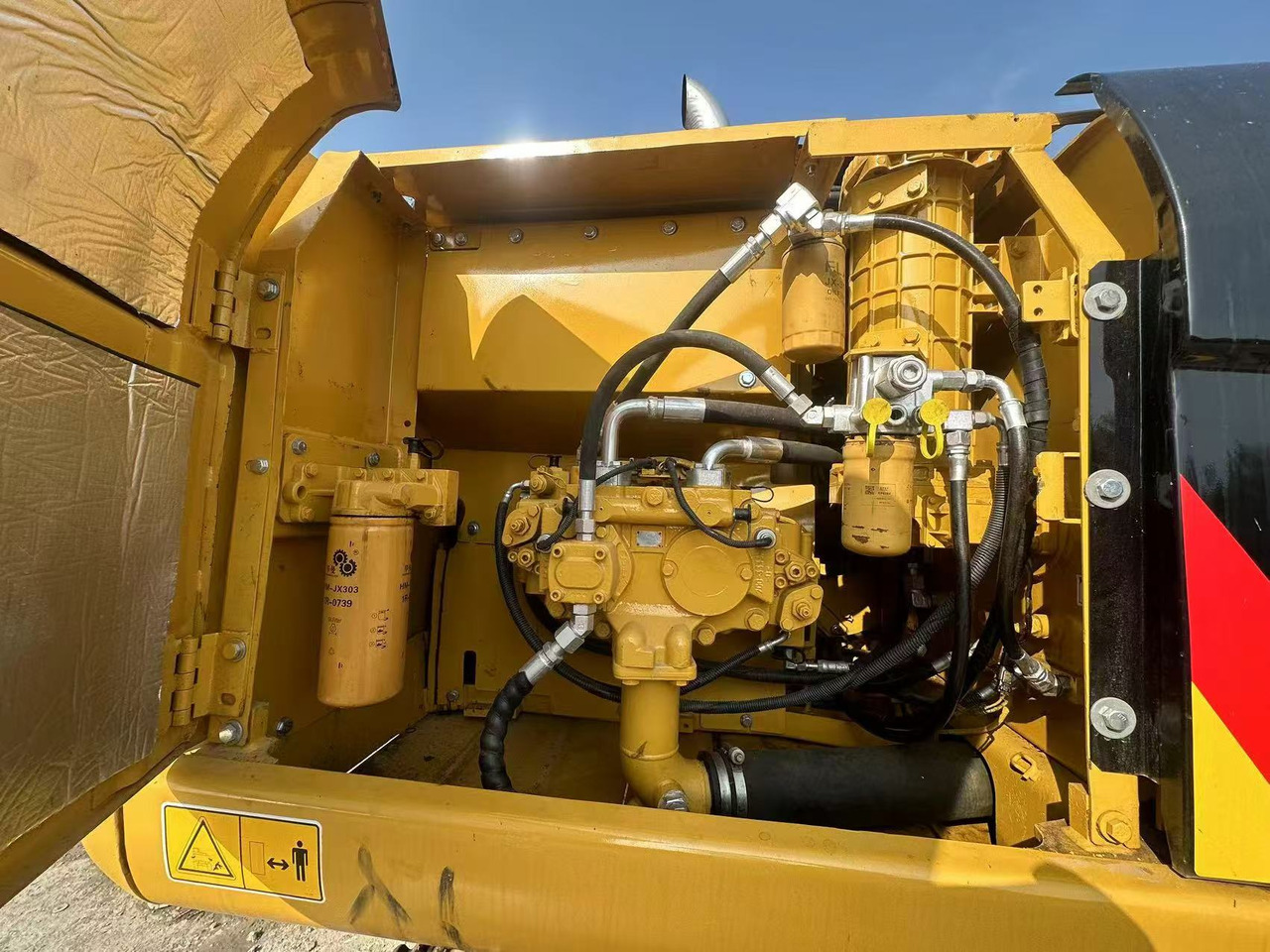 Crawler excavator CATERPILLAR: picture 6