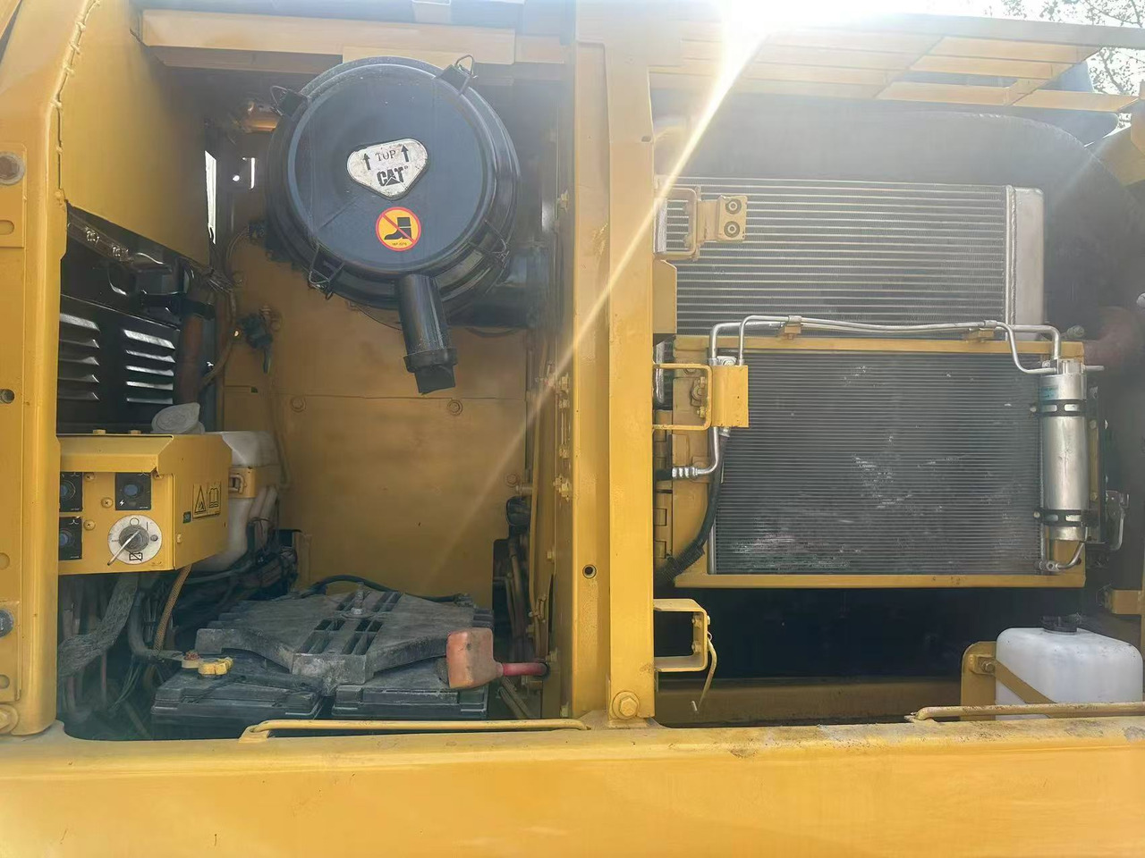 Crawler excavator CATERPILLAR: picture 8