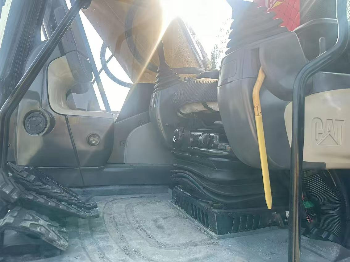 Crawler excavator CATERPILLAR: picture 10