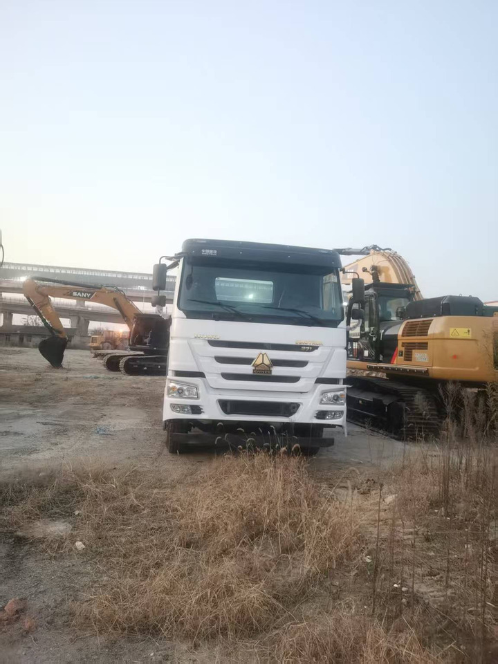 HOWO tow truck - Crane truck: picture 4 HOWO tow truck - Crane truck: picture 4