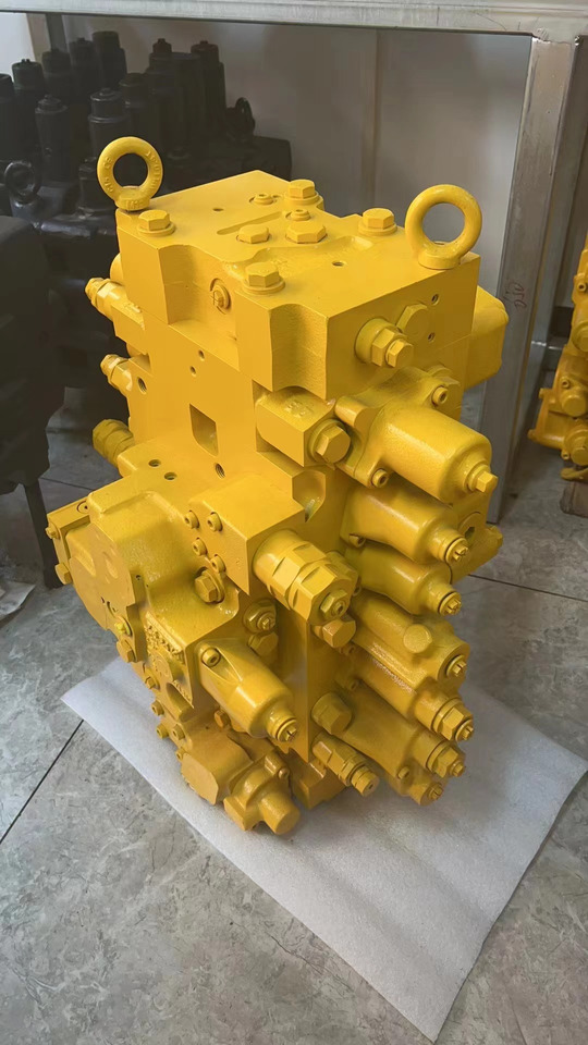 KOMATSU 723-48-26701 - Hydraulic valve for Excavator: picture 3 KOMATSU 723-48-26701 - Hydraulic valve for Excavator: picture 3