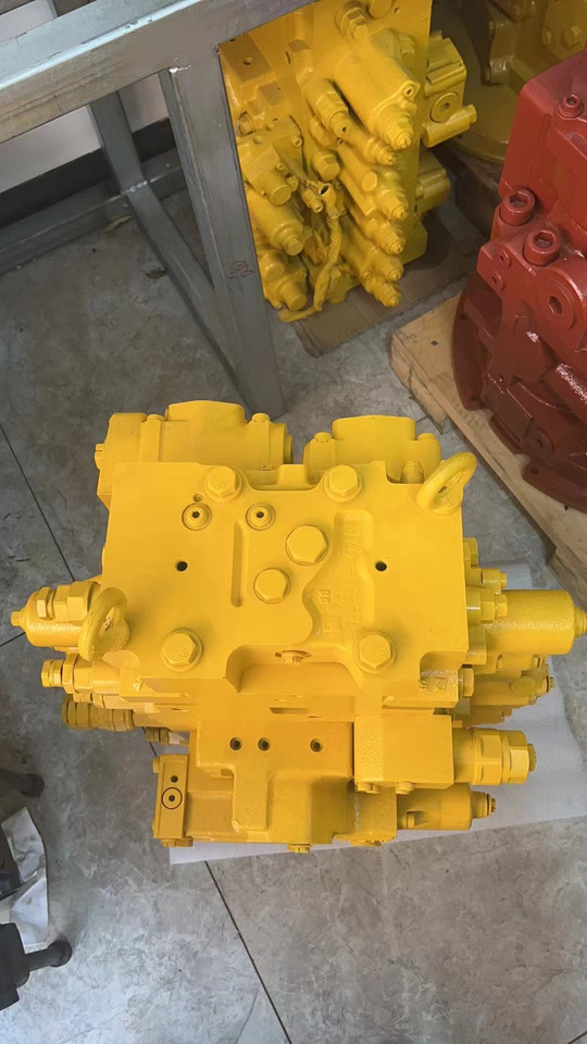 KOMATSU 723-48-26701 - Hydraulic valve for Excavator: picture 1 KOMATSU 723-48-26701 - Hydraulic valve for Excavator: picture 1