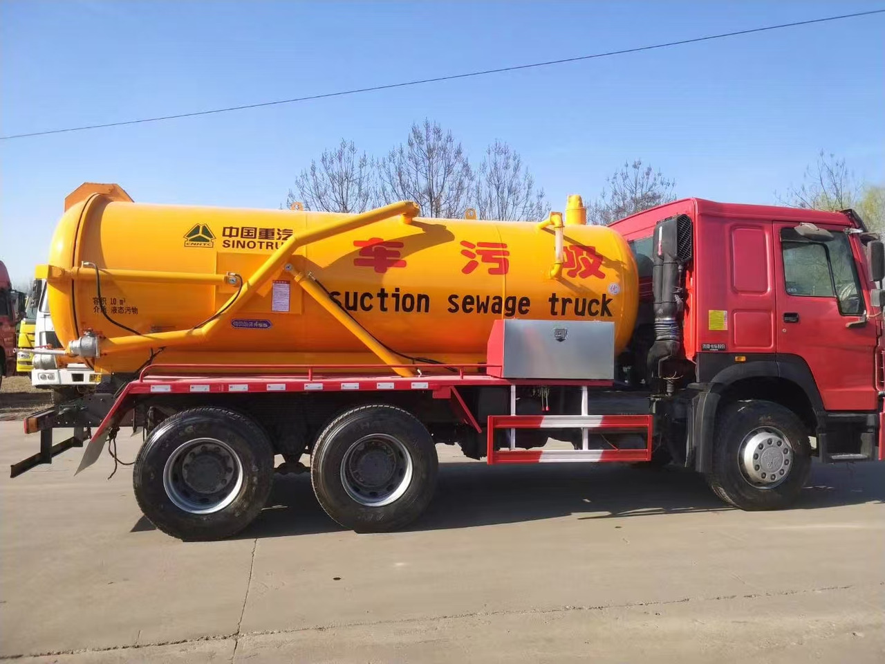 SINOTRUK SINOTRUK  336  suction sewage truck - Container transporter/ Swap body truck: picture 3 SINOTRUK SINOTRUK  336  suction sewage truck - Container transporter/ Swap body truck: picture 3