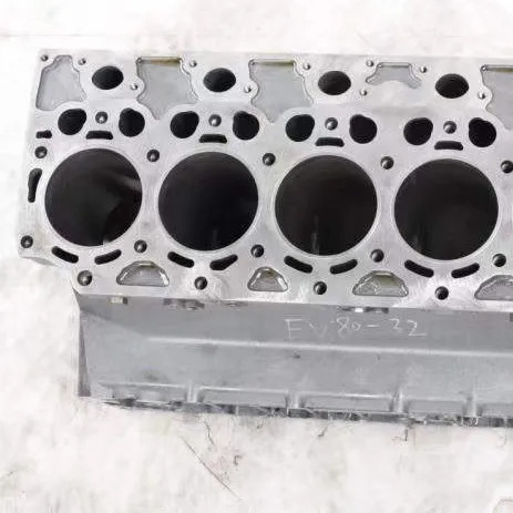 VOLVO D6E - Cylinder block for Excavator: picture 1 VOLVO D6E - Cylinder block for Excavator: picture 1