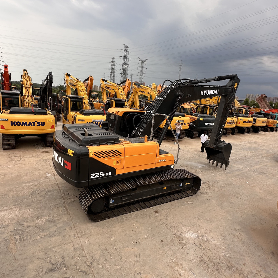 EXCAVATOR Second-hand Korean Hyundai 225-9S Excavator of Excellent Quality Is on Hot Sale at a Low Price - Excavator: picture 2 EXCAVATOR Second-hand Korean Hyundai 225-9S Excavator of Excellent Quality Is on Hot Sale at a Low Price - Excavator: picture 2