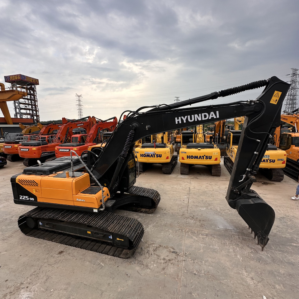 EXCAVATOR Second-hand Korean Hyundai 225-9S Excavator of Excellent Quality Is on Hot Sale at a Low Price - Excavator: picture 1 EXCAVATOR Second-hand Korean Hyundai 225-9S Excavator of Excellent Quality Is on Hot Sale at a Low Price - Excavator: picture 1