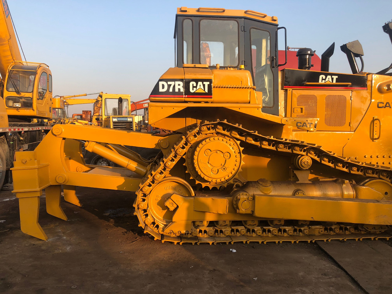 CATERPILLAR D7R - Bulldozer: picture 4 CATERPILLAR D7R - Bulldozer: picture 4
