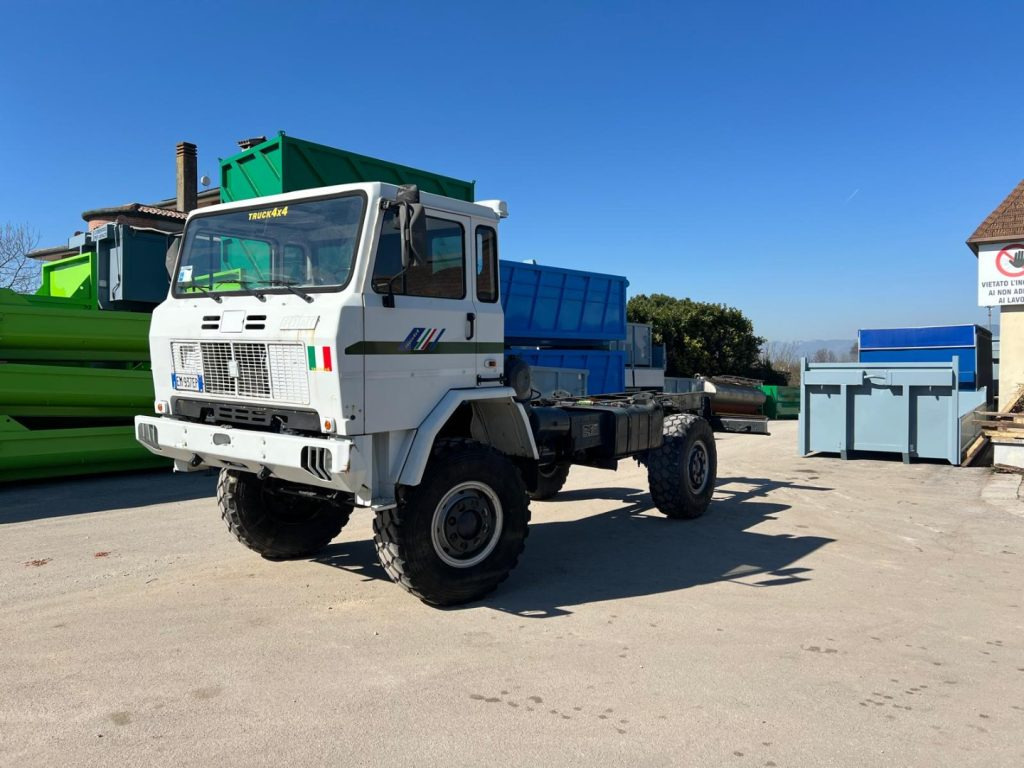 IVECO 100 4X4 BALESTRATO ANTERIORE E POSTERIO - Cab chassis truck: picture 1 IVECO 100 4X4 BALESTRATO ANTERIORE E POSTERIO - Cab chassis truck: picture 1