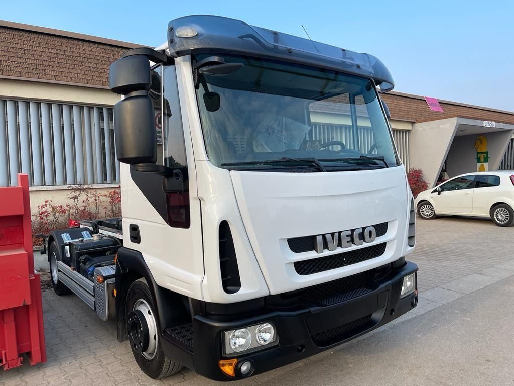 IVECO EUROCARGO 80 E18 CON IMPIANTO SCARRABILE NUO - Hook lift truck: picture 2 IVECO EUROCARGO 80 E18 CON IMPIANTO SCARRABILE NUO - Hook lift truck: picture 2
