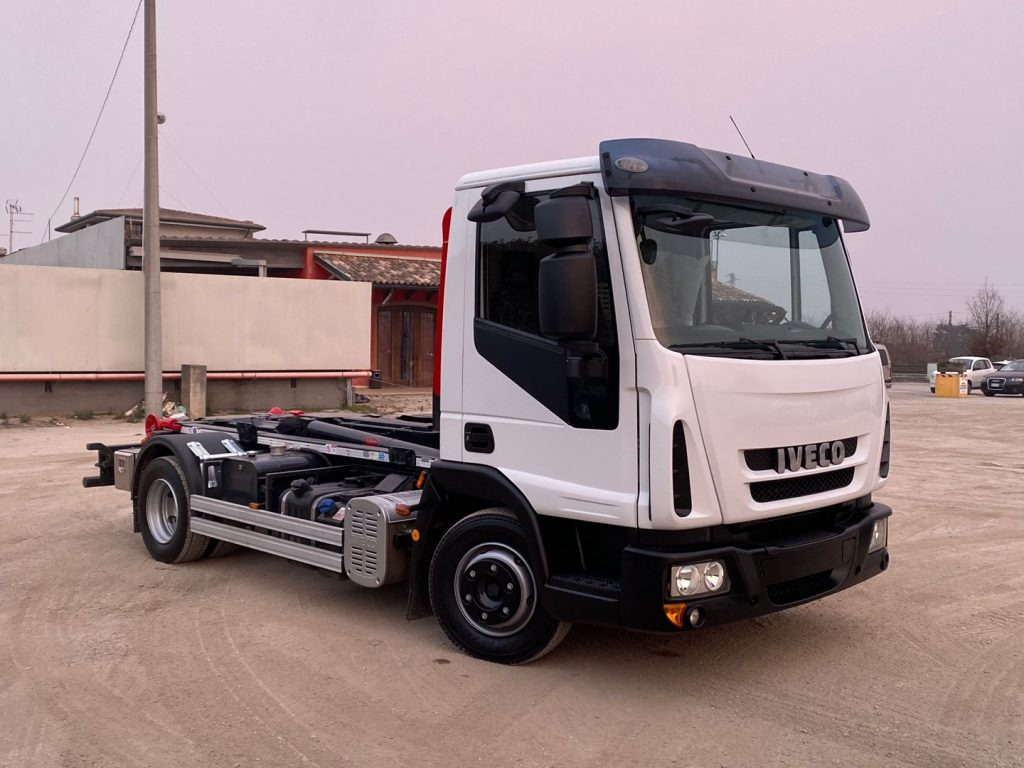 IVECO EUROCARGO 80 E18 CON IMPIANTO SCARRABILE NUO - Hook lift truck: picture 1 IVECO EUROCARGO 80 E18 CON IMPIANTO SCARRABILE NUO - Hook lift truck: picture 1