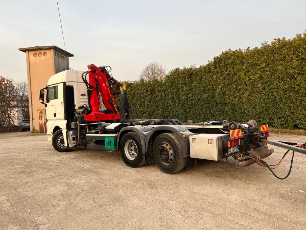 MAN TGX 26.440 SCARRABILE CON GRU - Hook lift truck: picture 4 MAN TGX 26.440 SCARRABILE CON GRU - Hook lift truck: picture 4