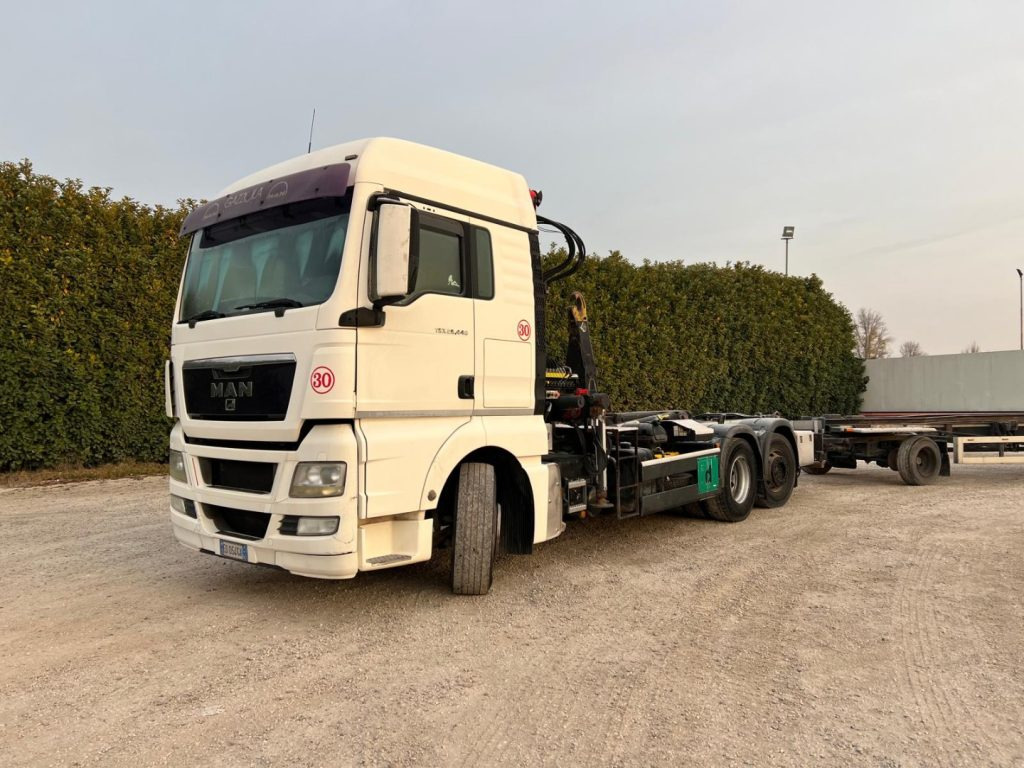 MAN TGX 26.440 SCARRABILE CON GRU - Hook lift truck: picture 1 MAN TGX 26.440 SCARRABILE CON GRU - Hook lift truck: picture 1