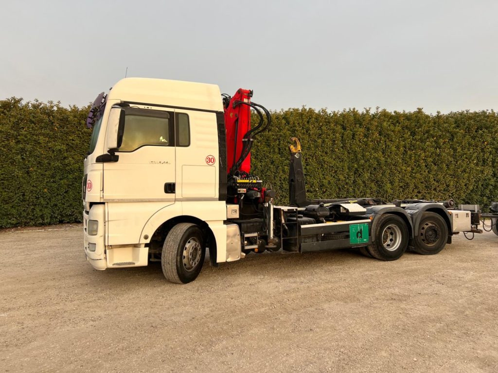 MAN TGX 26.440 SCARRABILE CON GRU - Hook lift truck: picture 2 MAN TGX 26.440 SCARRABILE CON GRU - Hook lift truck: picture 2