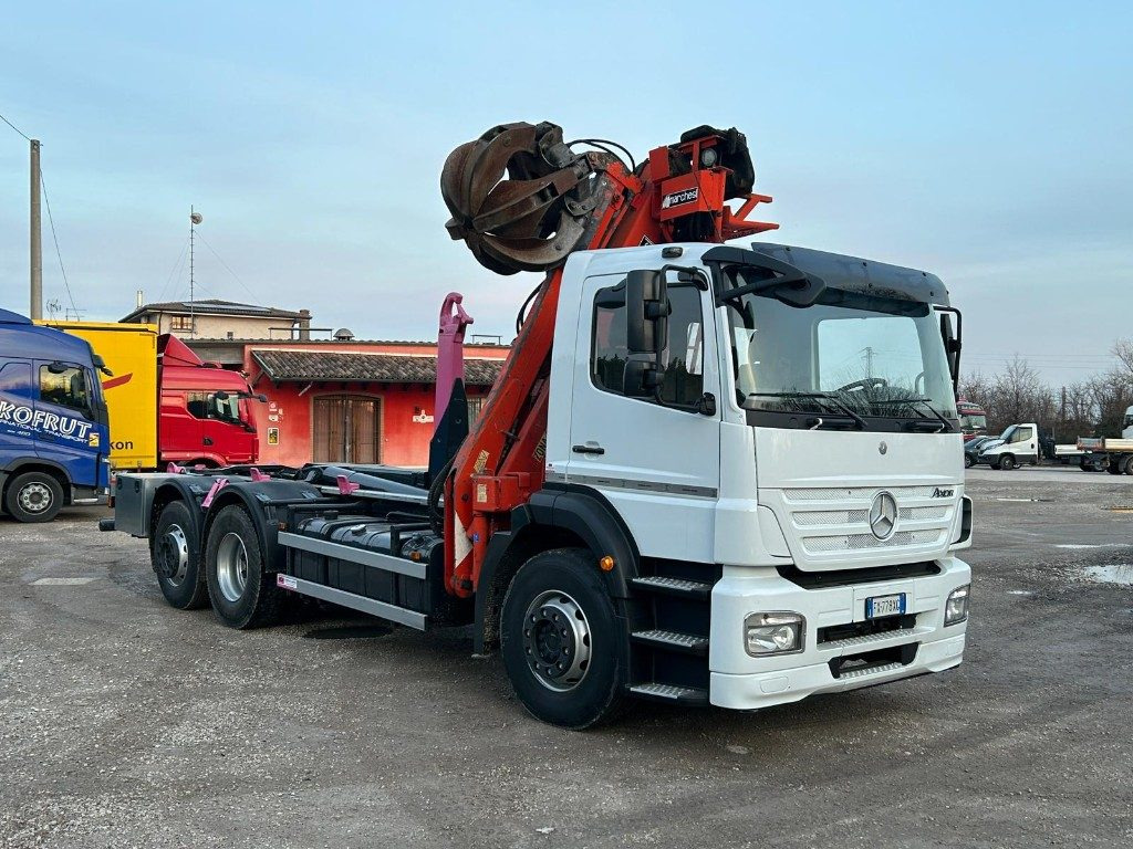 Hook lift truck MERCEDES-BENZ MERCEDES AXOR 2533 SCARRABILE CON GRU E POLIPO: picture 8