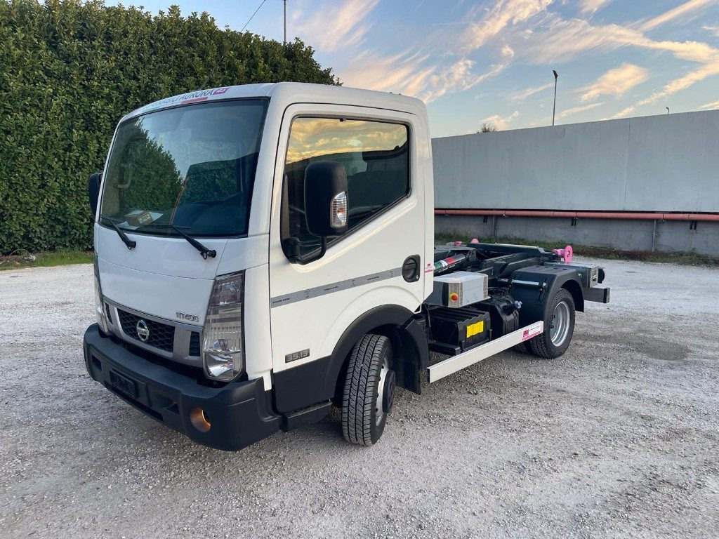 NISSAN NT400 SCARRABILE PATENTE B - Hook lift truck: picture 1 NISSAN NT400 SCARRABILE PATENTE B - Hook lift truck: picture 1