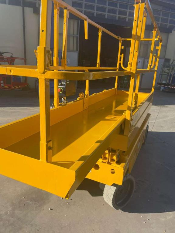 Haulotte COMPACT 8 - Scissor lift: picture 2 Haulotte COMPACT 8 - Scissor lift: picture 2