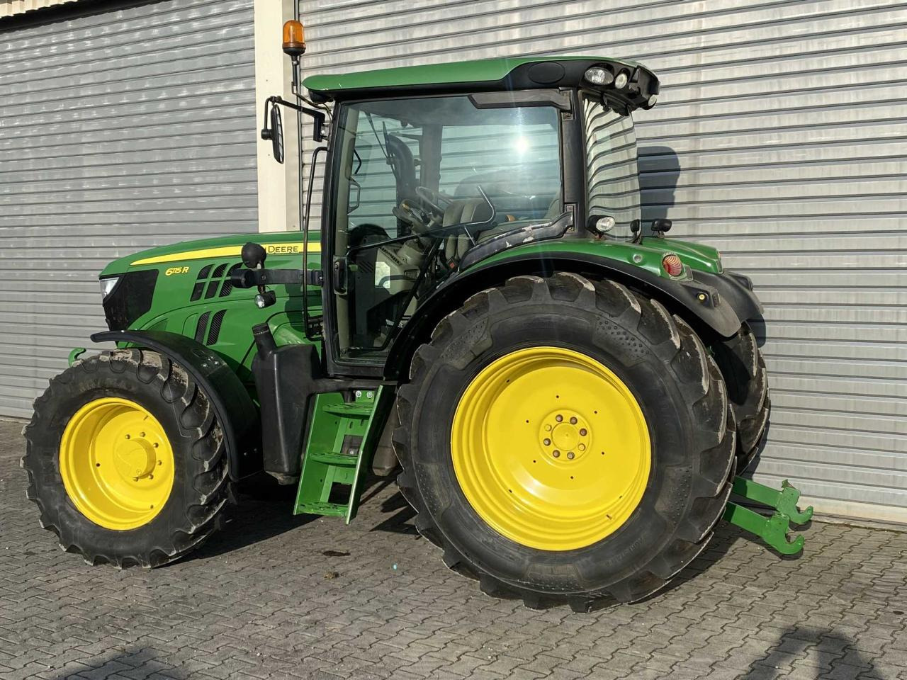 John Deere 6115R - Farm tractor: picture 4 John Deere 6115R - Farm tractor: picture 4