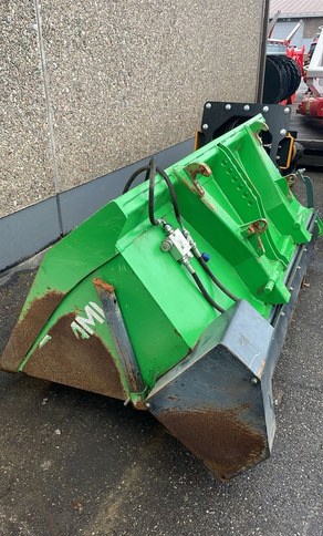 SamiHiekoituskauha - Sand/ Salt spreader: picture 2 SamiHiekoituskauha - Sand/ Salt spreader: picture 2