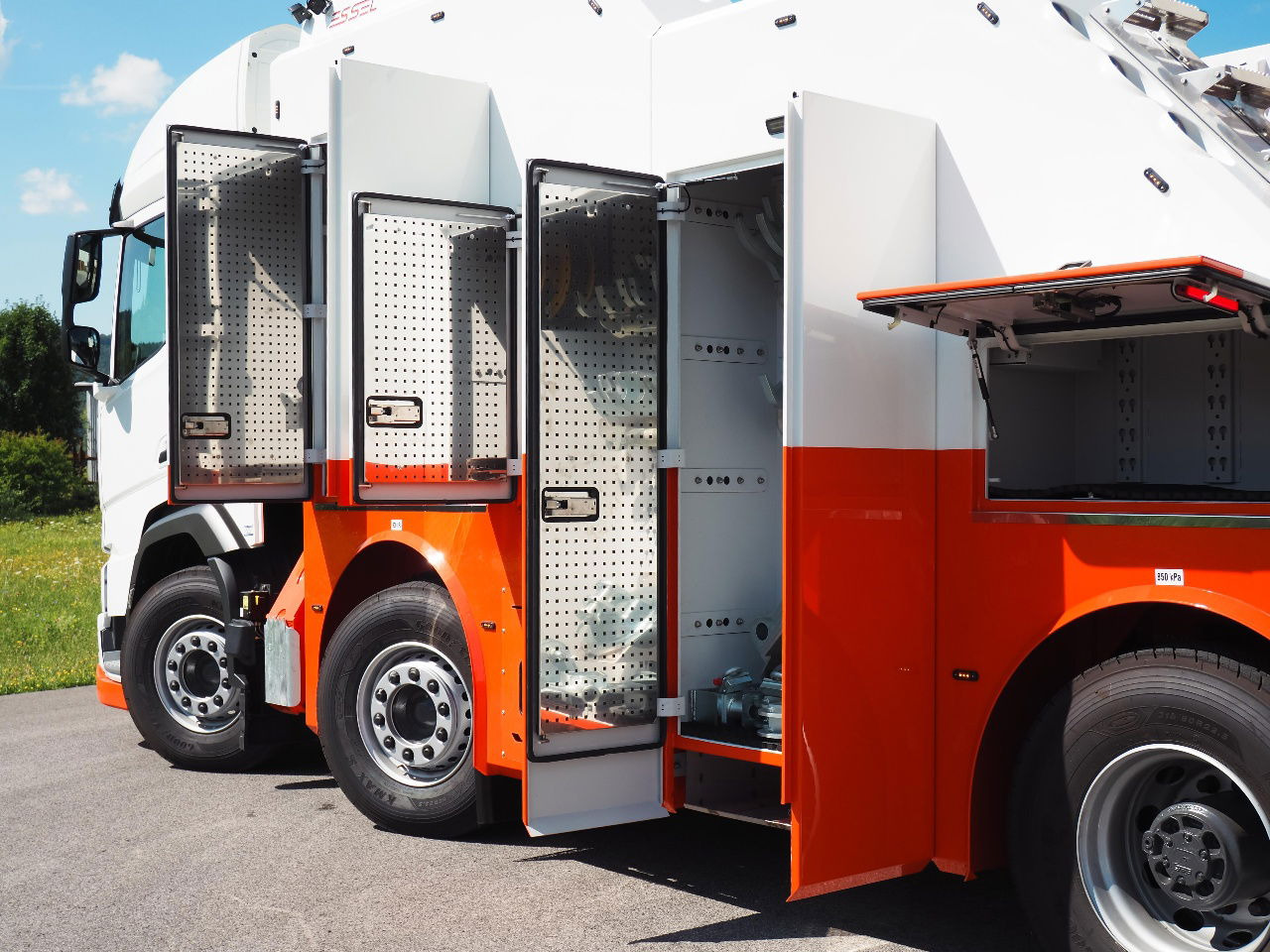 DAF XF 530 NEW T-REX DAF white - Tow truck: picture 3 DAF XF 530 NEW T-REX DAF white - Tow truck: picture 3