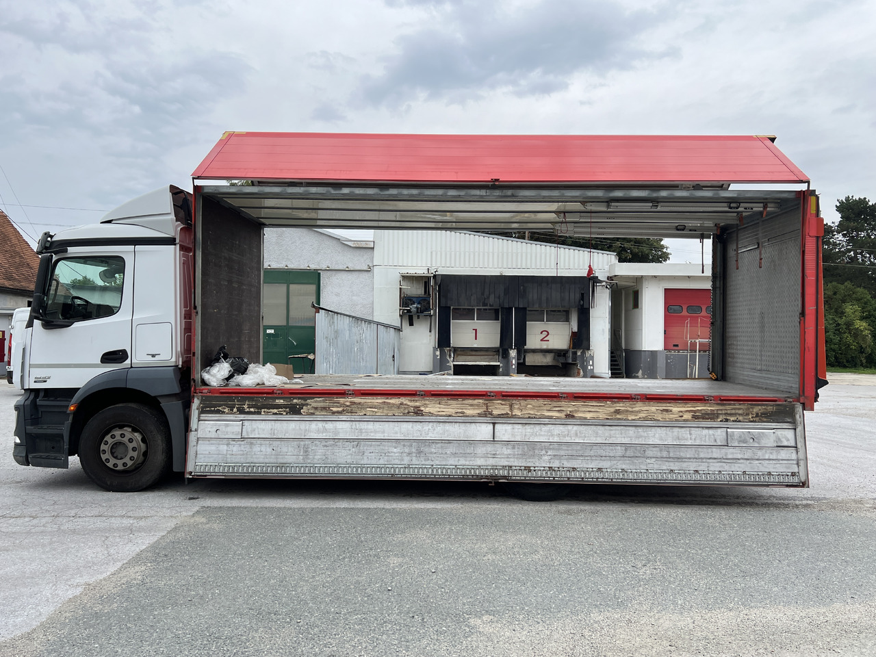 MERCEDES-BENZ ANTOS  1832 Getränkw.  LBW | Klima |  EURO 6 - Beverage truck: picture 4 MERCEDES-BENZ ANTOS  1832 Getränkw.  LBW | Klima |  EURO 6 - Beverage truck: picture 4