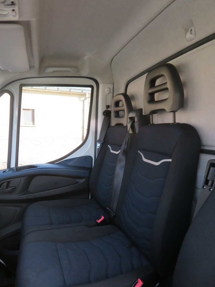 Box van Iveco Daily 35C14: picture 13