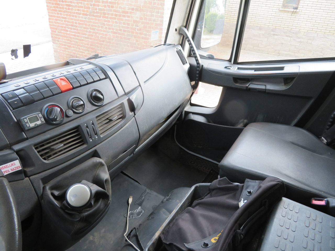 Box truck Iveco Eurocargo ML90E18 Bakwagen: picture 15