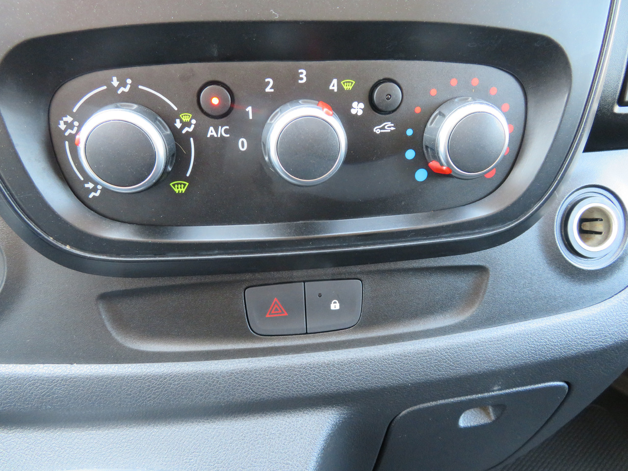 Small van RENAULT Trafic 2.0dCi - L2H1: picture 13