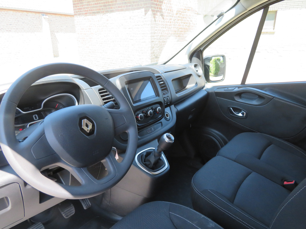 Small van RENAULT Trafic 2.0dCi - L2H1: picture 12