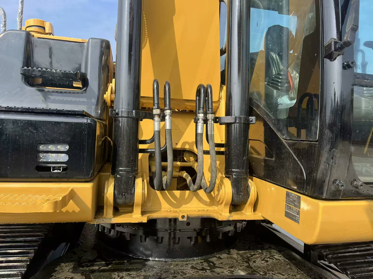Crawler excavator CATERPILLAR 320D2: picture 6