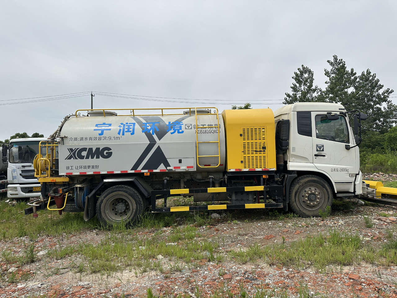 Dongfeng Large Vacuum Suction Truck - Vacuum truck: picture 1 Dongfeng Large Vacuum Suction Truck - Vacuum truck: picture 1
