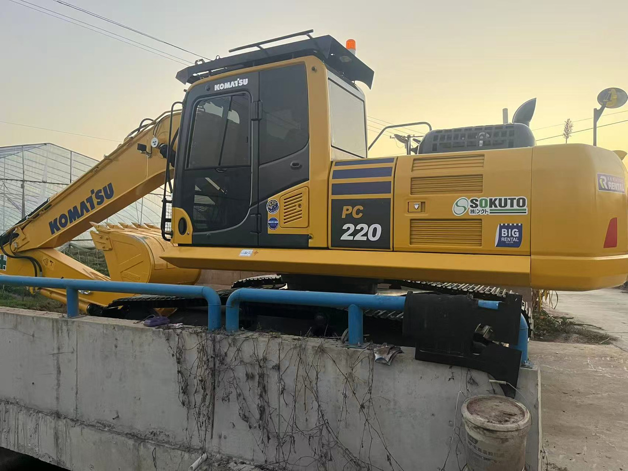 KOMATSU PC220 - Crawler excavator: picture 3 KOMATSU PC220 - Crawler excavator: picture 3