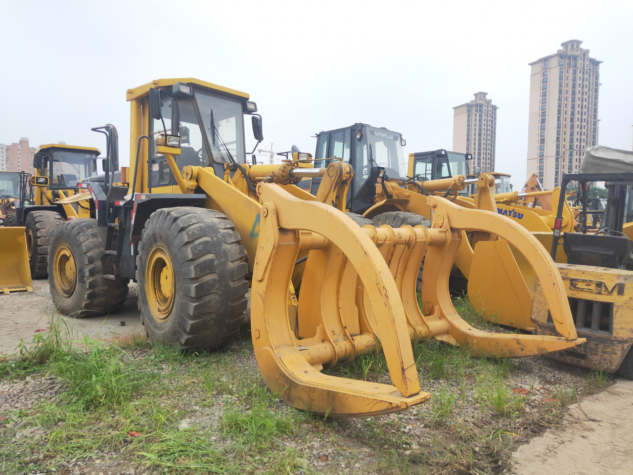 KOMATSU Wheel WA470-3 With a fork - Wheel loader: picture 1 KOMATSU Wheel WA470-3 With a fork - Wheel loader: picture 1