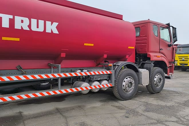 SINOTRUK Howo NX380 Diesel Tanker Truck for Sale in Tanzania - Tank truck: picture 4 SINOTRUK Howo NX380 Diesel Tanker Truck for Sale in Tanzania - Tank truck: picture 4