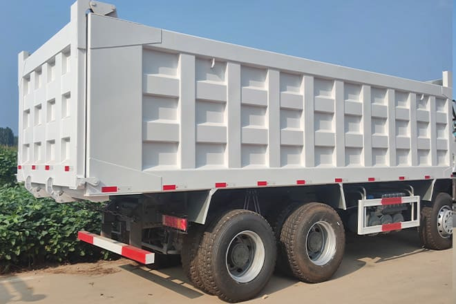 SINOTRUK Sinotruk Howo 8x4 Dump Truck for Sale in Guinea - Tipper: picture 4 SINOTRUK Sinotruk Howo 8x4 Dump Truck for Sale in Guinea - Tipper: picture 4