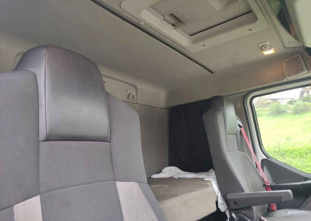 Refrigerator truck Renault GAMA D 18.320 chłodnia izoterma 18 palet sypialka: picture 8 Refrigerator truck Renault GAMA D 18.320 chłodnia izoterma 18 palet sypialka: picture 8