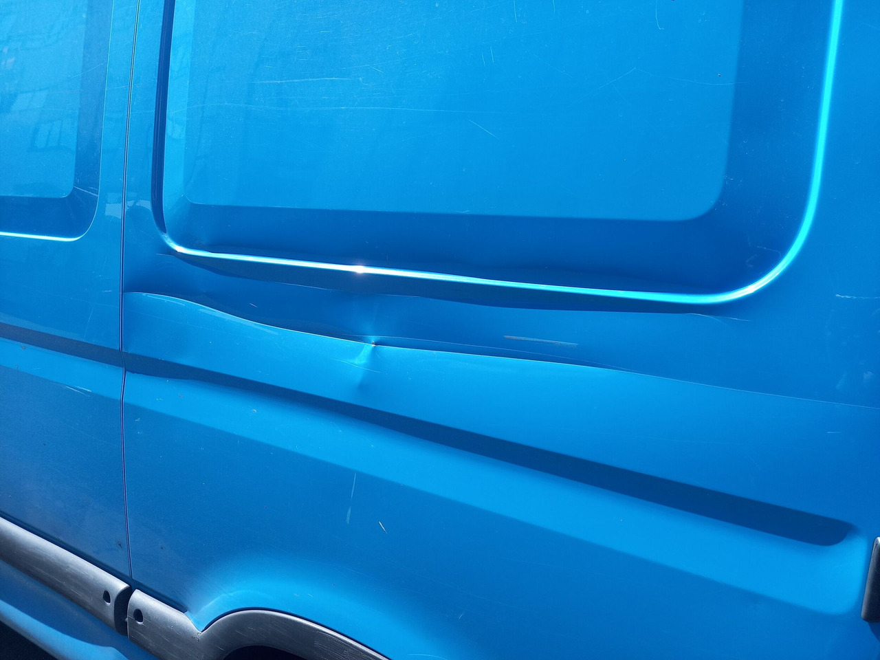 RENAULT MASTER L2/H2 - DCI 100 - Véhicule diesel Utilitaire L2/H2 - Carrosserie : Chocs latéral droit - léger choc sur pavillon - Quelques légers impacts portière conducteur - Rayures latéral gauche - Panel van: picture 2 RENAULT MASTER L2/H2 - DCI 100 - Véhicule diesel Utilitaire L2/H2 - Carrosserie : Chocs latéral droit - léger choc sur pavillon - Quelques légers impacts portière conducteur - Rayures latéral gauche - Panel van: picture 2