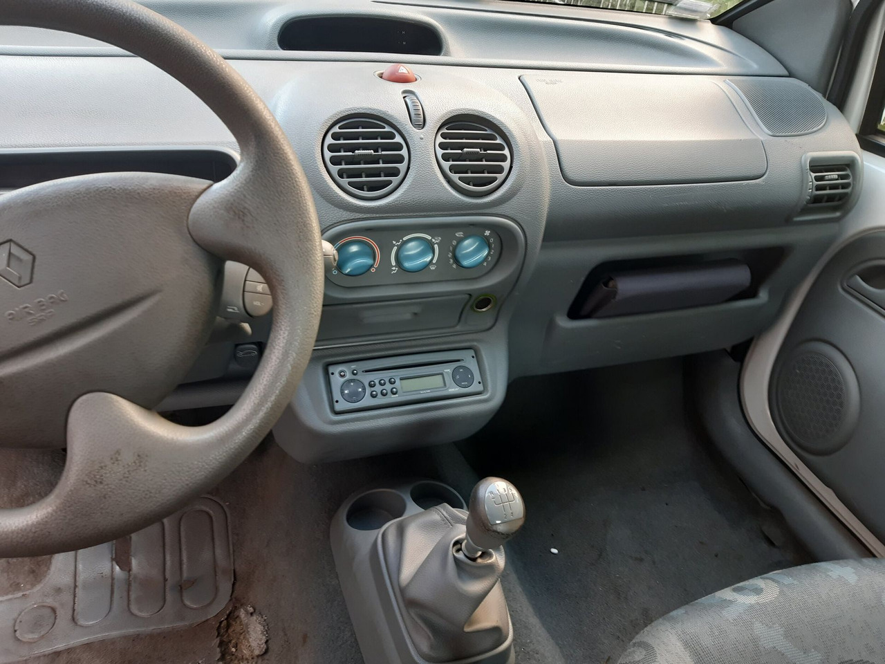 RENAULT TWINGO - Berline essence - 3 portes - 4places - Vitr - Car: picture 3 RENAULT TWINGO - Berline essence - 3 portes - 4places - Vitr - Car: picture 3