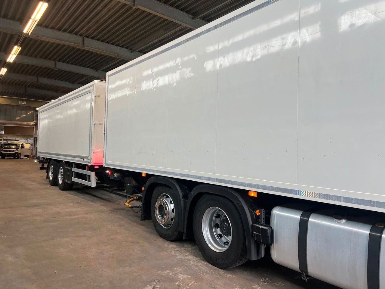 Mercedes-Benz Actros 2543 Komplettzug Voll-Luft - Lange Koffer - Box truck: picture 2 Mercedes-Benz Actros 2543 Komplettzug Voll-Luft - Lange Koffer - Box truck: picture 2