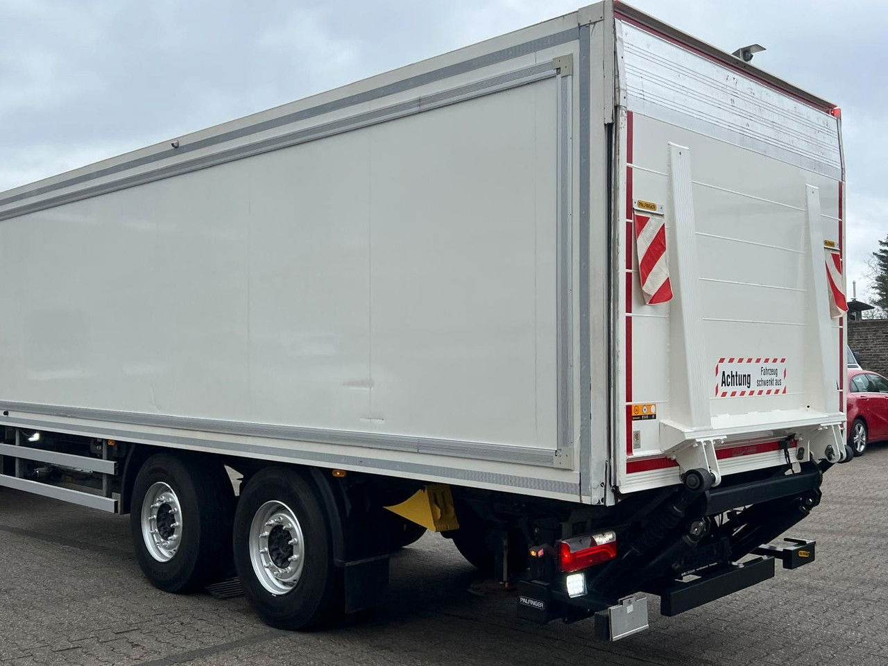 Mercedes-Benz Actros 2543 Komplettzug Voll-Luft - Lange Koffer - Box truck: picture 4 Mercedes-Benz Actros 2543 Komplettzug Voll-Luft - Lange Koffer - Box truck: picture 4