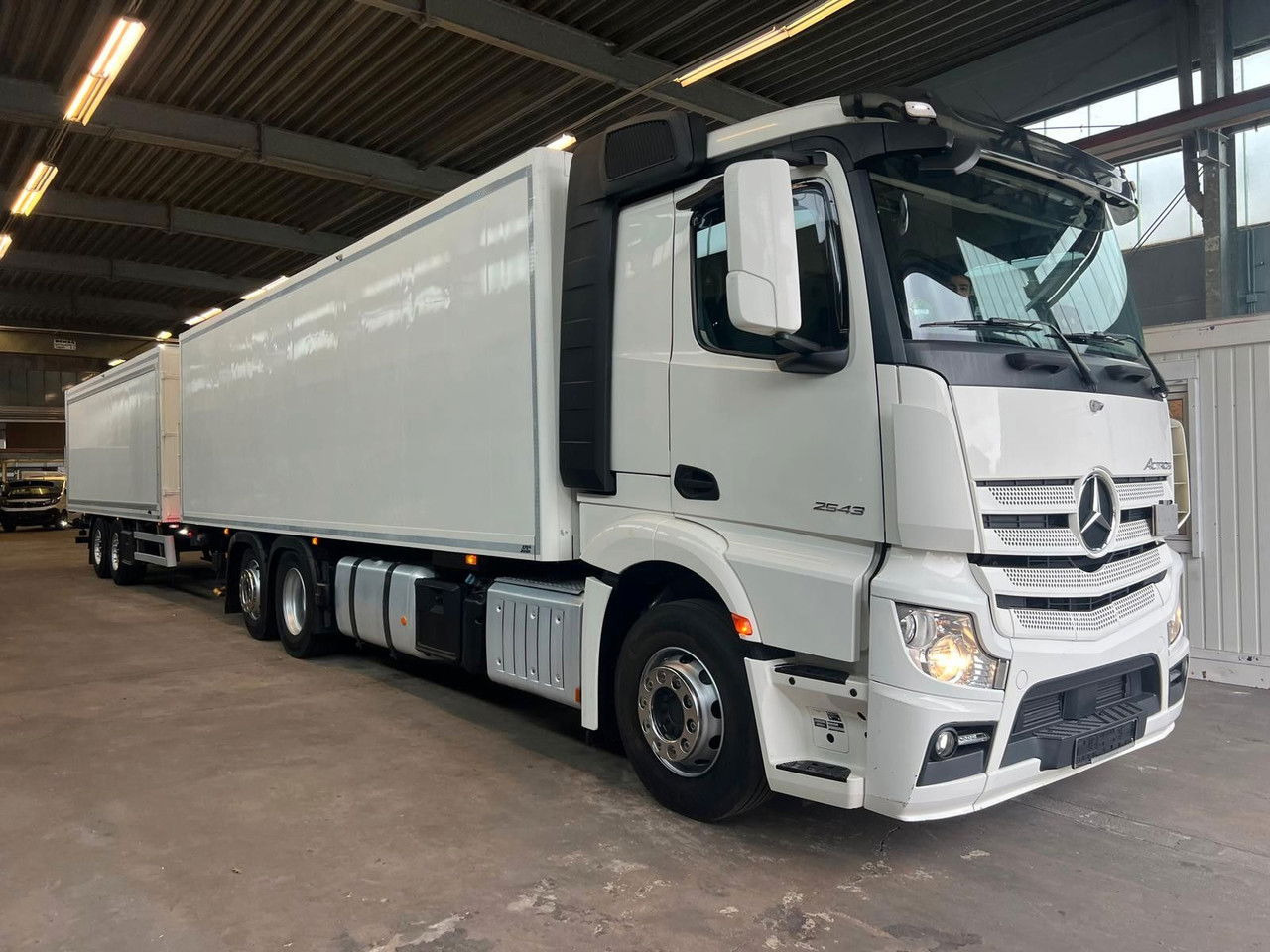 Mercedes-Benz Actros 2543 Komplettzug Voll-Luft - Lange Koffer - Box truck: picture 1 Mercedes-Benz Actros 2543 Komplettzug Voll-Luft - Lange Koffer - Box truck: picture 1