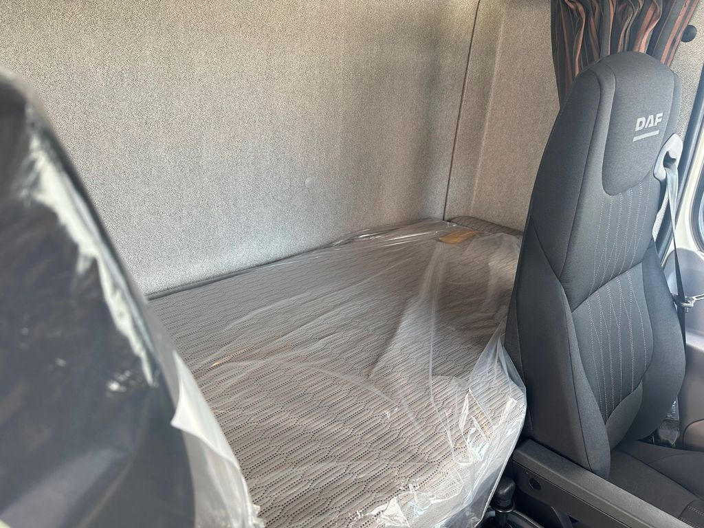 Curtainsider truck DAF LF 290 8Gang Webasto AHK Bär-LBW: picture 11 Curtainsider truck DAF LF 290 8Gang Webasto AHK Bär-LBW: picture 11