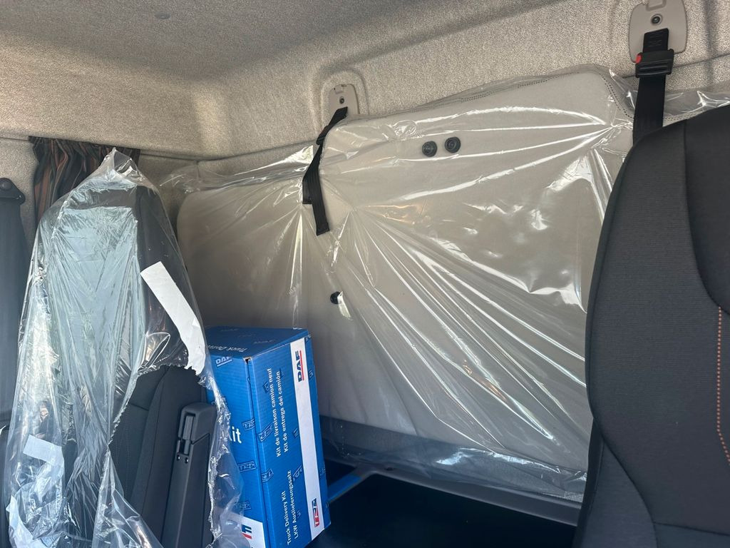 Curtainsider truck DAF LF 290 8Gang Webasto AHK Bär-LBW: picture 10 Curtainsider truck DAF LF 290 8Gang Webasto AHK Bär-LBW: picture 10