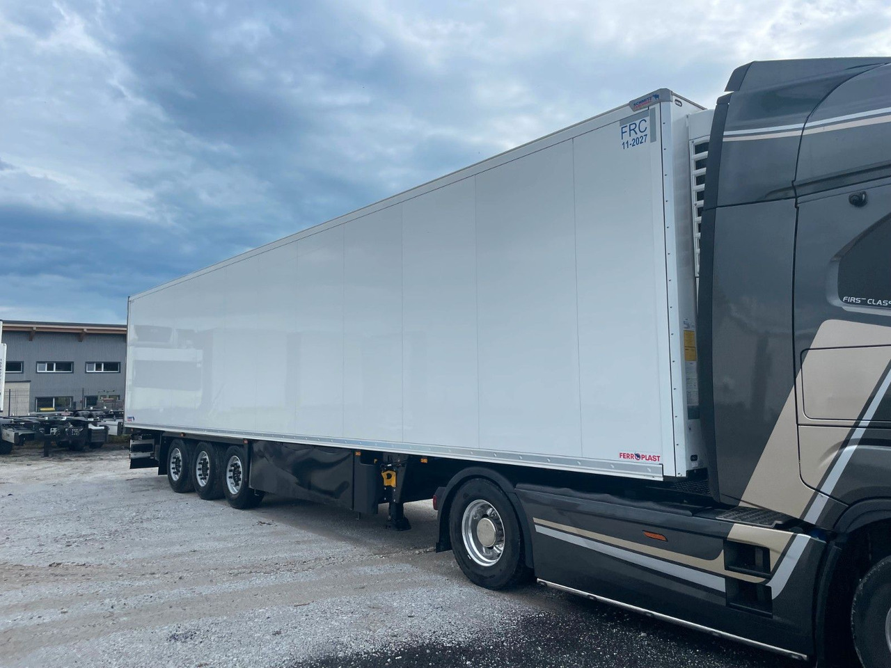 Schmitz Cargobull SKO 24 Cool V7 DoppelStock Blumenbreit - Closed box semi-trailer: picture 2 Schmitz Cargobull SKO 24 Cool V7 DoppelStock Blumenbreit - Closed box semi-trailer: picture 2